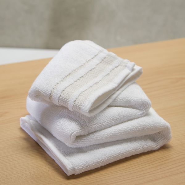 Toalla Manos Signature Borde 580 Grms Blanco/Taupe - tugocolombia